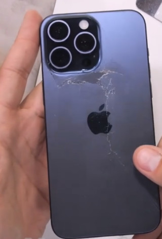 lưng Iphone 15 Pro Max bị vỡ