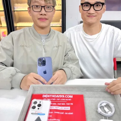 Khách hàng vui vẻ nhận iPhone 14 Pro màu tím tại Điện Thoại 99, 86 Hàm Nghi, Đà Nẵng, cùng phụ kiện chính hãng.