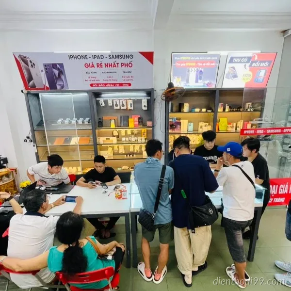 Khách hàng trải nghiệm và mua điện thoại iPhone, Samsung tại Điện Thoại 99, 86 Hàm Nghi, Đà Nẵng
