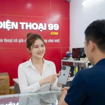 Nữ nhân viên Điện Thoại 99 tư vấn về iPhone cho khách hàng tại quầy giao dịch ở Đà Nẵng.