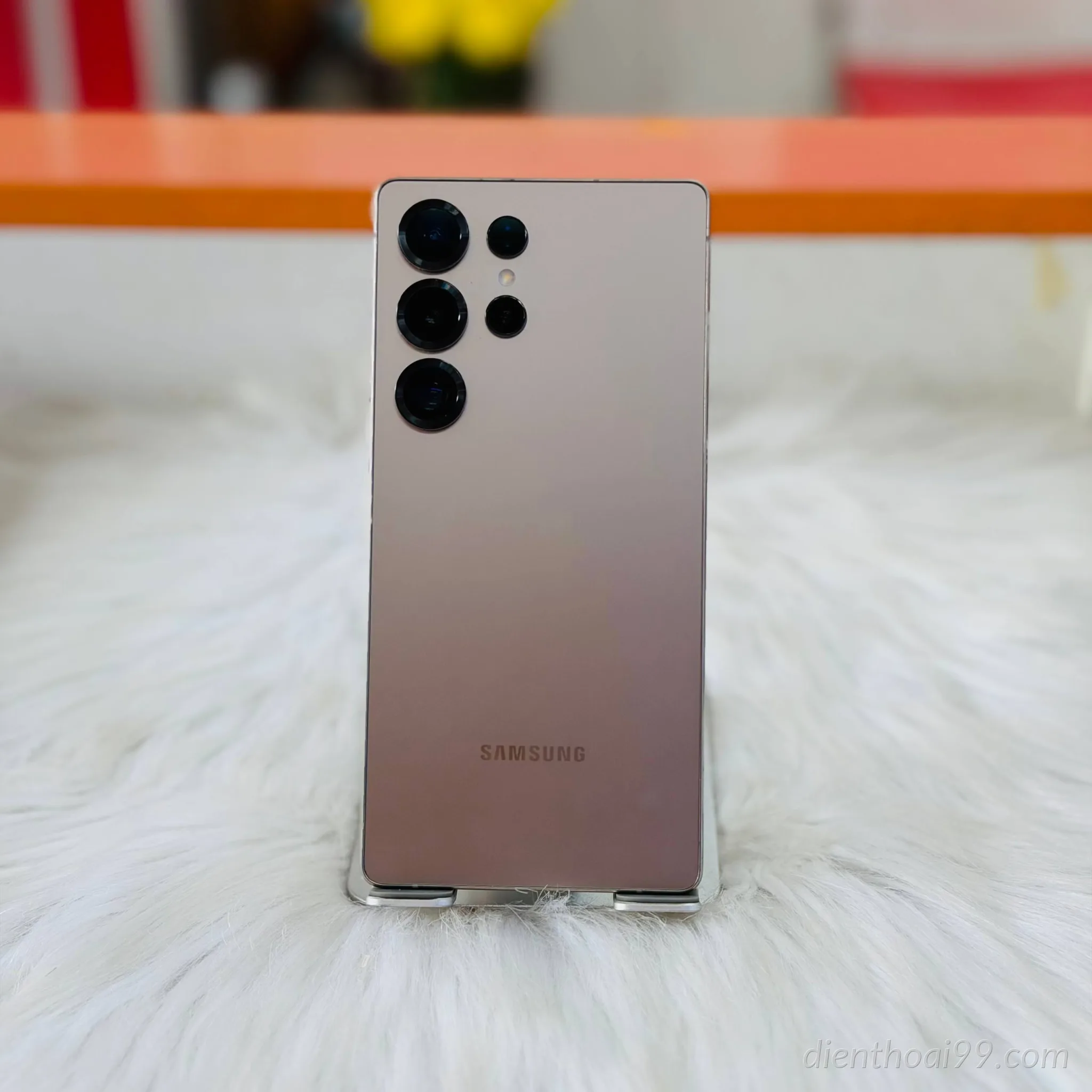 Điện thoại Samsung Galaxy S23 Ultra màu kem, mặt lưng với cụm camera đặc trưng và logo Samsung.