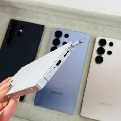 Điện thoại Samsung Galaxy S24 Ultra màu trắng bạc, mặt bên với bút S Pen và cổng sạc USB-C.