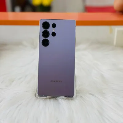 Điện thoại Samsung Galaxy S25 Ultra màu tím, mặt lưng nổi bật với cụm camera và logo Samsung.