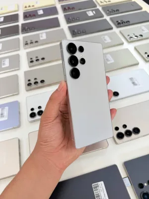 Điện thoại Samsung Galaxy S25 Ultra màu xám bạc với cụm camera sau nổi bật trên bàn trưng bày.