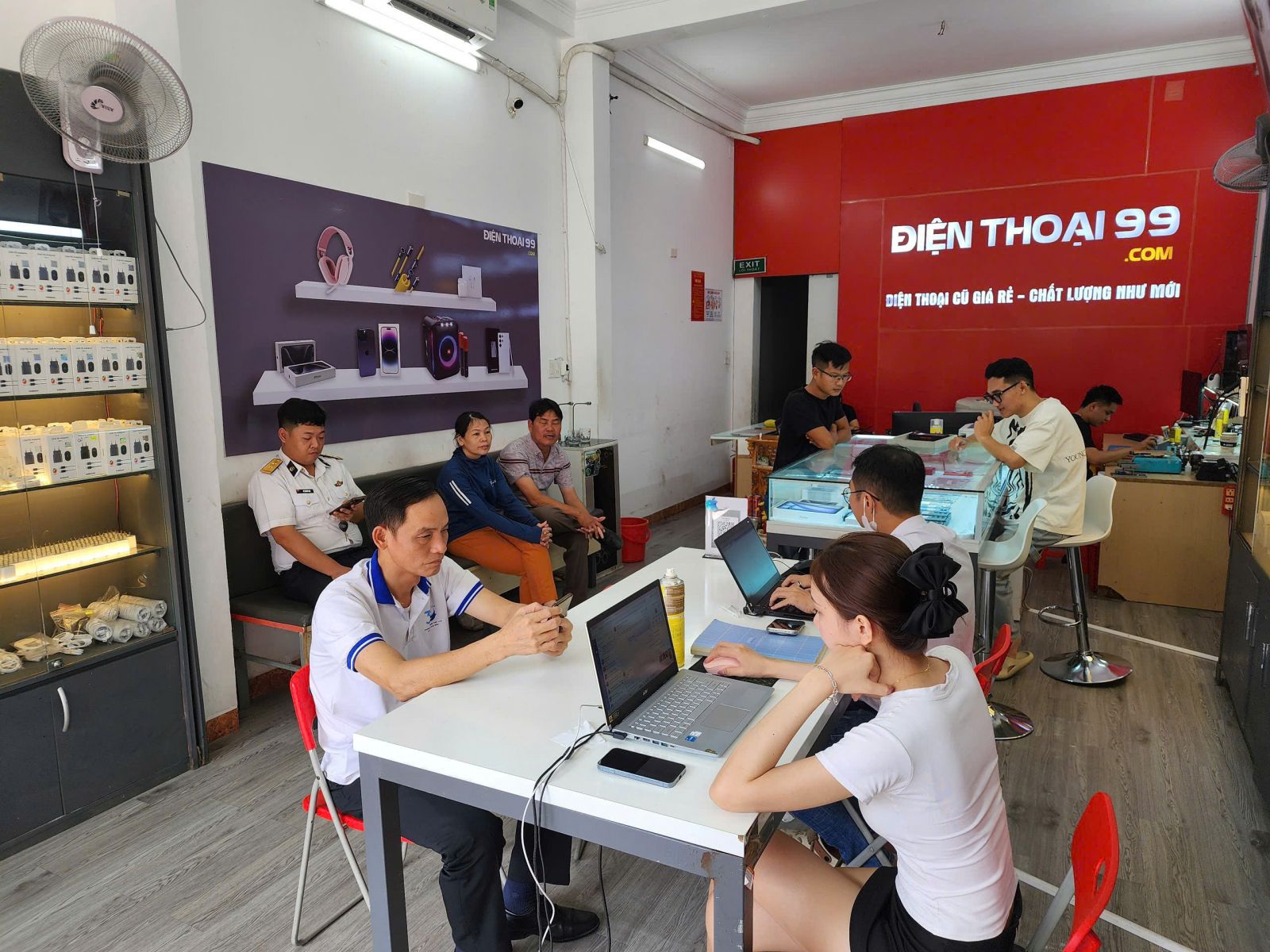 khách hàng tại dienthoai99.com