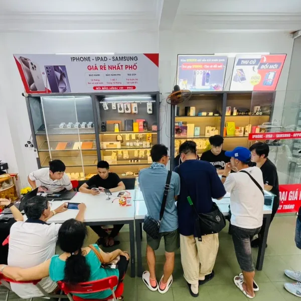 Khách đông tại 86 Hàm Nghi